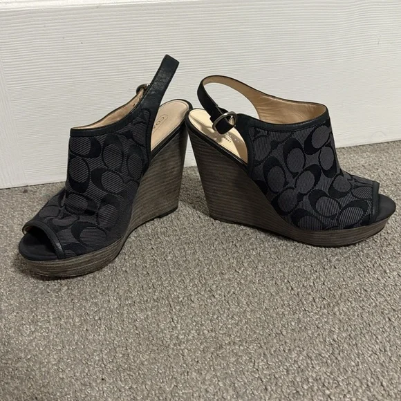 靴 Coach Peeptoe Logo Fabric Wedges (Black) Coach | Shoes | Coach Black Wedge Sandals With Peeptoe
